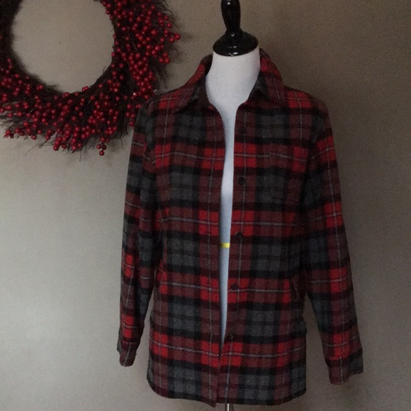 Wool Jacket plaid pattern with pockets. - Picture 1 of 3